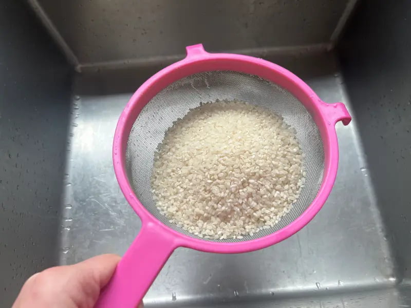 2. Lavez le riz jusqu'à ce que l'eau soit claire.