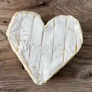 Exquis fromage Neufchâtel de Normandie, parfait pour ajouter une touche de douceur à votre plateau de fromages.