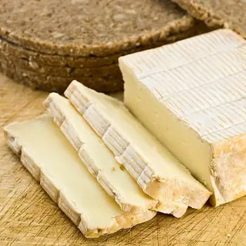 Savoureux fromage Pont l'Évêque de Normandie, idéal pour les amateurs de fromages affinés.